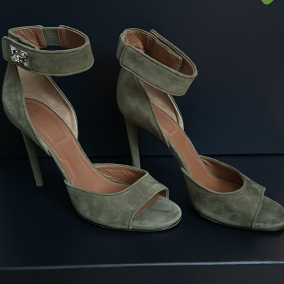 GIVENCHY PARIS Sharklock Ankle Strap Suede Heels Olive Open Toe Sz 10 9.5 or 9 - Picture 3 of 13